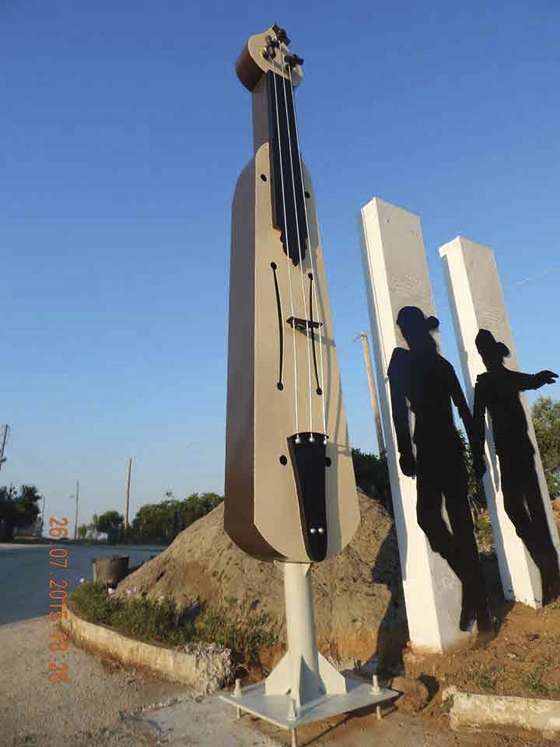 Αυτή η εντυπωσιακή μεταλλική λύρα κοσμεί την πλατεία του χωριού Πεύκα Αλεξανδρούπολης