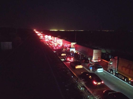 Η ουρά όπως θα δείτε και στην φωτογραφία του e-evros.gr εκτείνεται σε απόσταση που φτάνει τα 6-7 χιλιόμετρα!