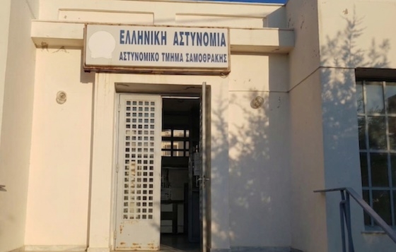 Αστυνομικοί του Αστυνομικού Τμήματος Σαμοθράκης εντόπισαν έναν ημεδαπό να κινείται με το προσωπικό του επιβατικό αυτοκίνητο και να ασκεί υπαίθριο πλανόδιο εμπόριο.