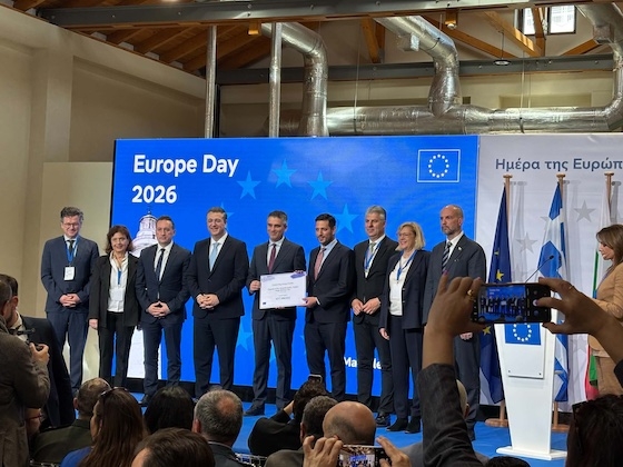 Η Ευρωπαϊκή Επιτροπή παρέδωσε συμβολικά στην Αλεξανδρούπολη επιταγή χρηματοδότησης ύψους 277 εκατομμυρίων ευρώ για την αναβάθμιση της σιδηροδρομικής γραμμής Αλεξανδρούπολης - Πυθίου.