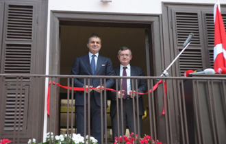 Την κορδέλα των εγκαινίων έκοψαν ο Τούρκος υπουργός Πολιτισμού Ομέρ Τσελίκ και Ελληνας υφυπουργός Εξωτερικών, Άκης Γεροντόπουλος.