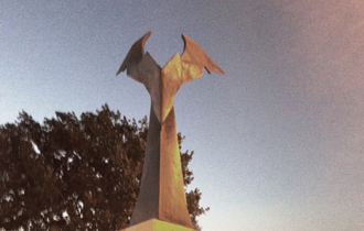 Το άγαλμα κοσμεί πλέον την πλατεία της Καμαριώτισσας στη Σαμοθράκη.