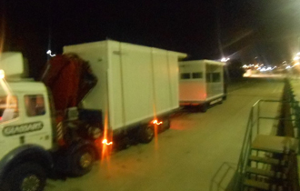 Συνολικά χρειάστηκαν πέντε οχήματα για να μεταφέρουν τα λυόμενα.