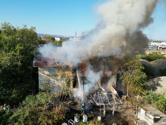 Στο σημείο επιχείρησαν τουλάχιστον τέσσερα πυροσβεστικά οχήματα