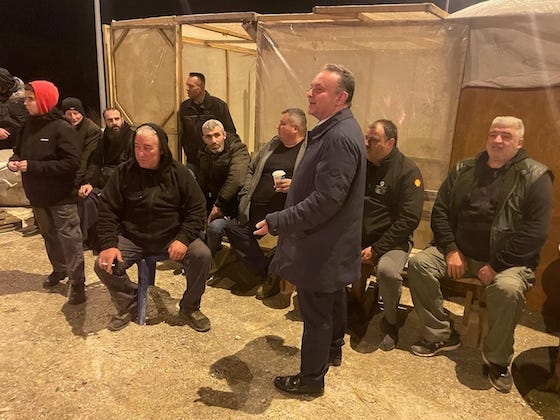 Ο Σταύρος Κελέτσης το βράδυ του Σαββάτου βρέθηκε στο μπλόκο των αγροτών στις Καστανιές