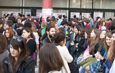 Οι δικαιούχοι θα καταθέτουν τα δικαιολογητικά τους στις γραμματείες.