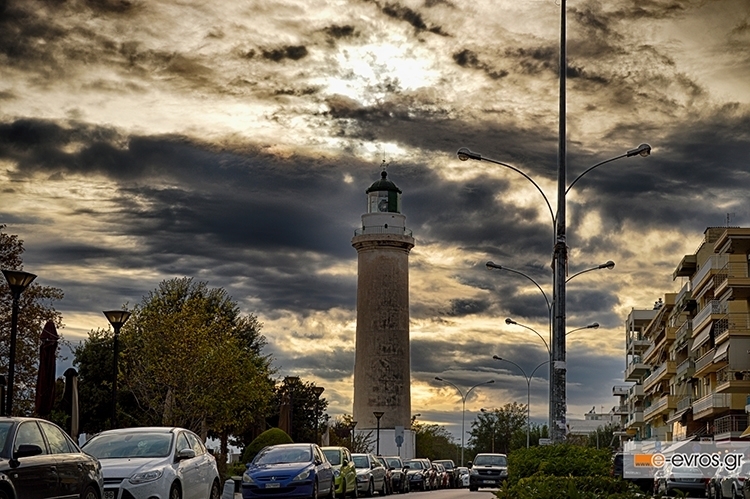 Κάτω από το φάρο της Αλεξανδρούπολης θα πραγματοποιήσουν δράση διαμαρτυρίας για το νομοσχέδιο που αφορά την παιδεία.