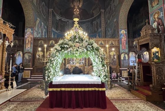 Πλήθος κόσμου συρρέει στους Ιερούς Ναούς της Αλεξανδρούπολης για το προσκύνημα του Επιταφίου.