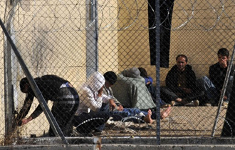 Διαμαρτύρονται για την παράταση της κράτησης τους