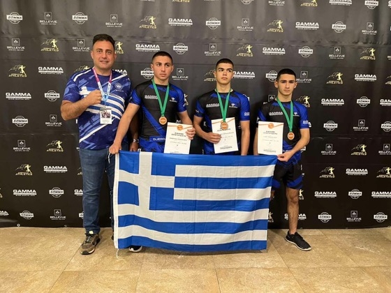 Οι τρεις πρωταθλητές με τον προπονητή τους