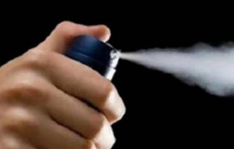 Ένας νεαρός άντρας εμφανίστηκε μπροστά τους και άρχισε να τους ψεκάζει με σπρέι πιπεριού.