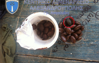 Στην κατοχή των τριών νεαρών, ηλικίας 25, 22 και 20, βρέθηκε ποσότητα ναρκωτικών ουσιών.