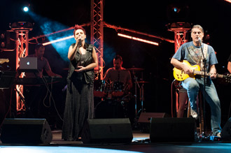 Στιγμιότυπο από το stage της συναυλίας στην κηποθέατρο Αλεξανδρούπολης.