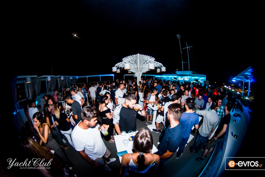 Πήραμε μια νυχτερινή ανάσα δροσιάς και... διασκέδασης στην πιο hot ταράτσα της πόλης, στο Yacht club