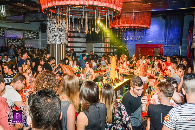"Μύρισε" καλοκαίρι στο "Beach Boat Party" του Prive Club.
