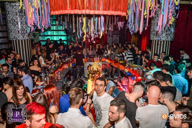 Παρασκευή βράδυ στο Prive club και η διασκέδαση χτυπάει 'κόκκινο'.