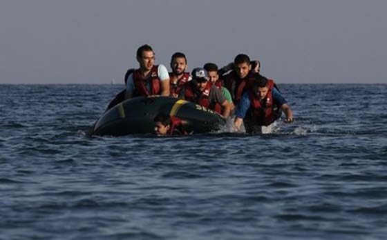 38 Παράτυποι μετανάστες με φουσκωτό σκάφος στα παράλια της Αλεξ/πολης