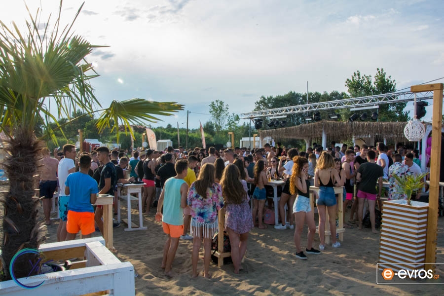 Yasu beach bar: Η νύχτα έγινε... μέρα με το δίδυμο φωτιά Junior Pappa & Antonio