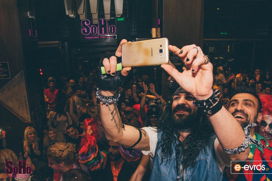 Χρώμα, κέφι και πολύ χορός στο μασκέ πάρτυ του SoHo