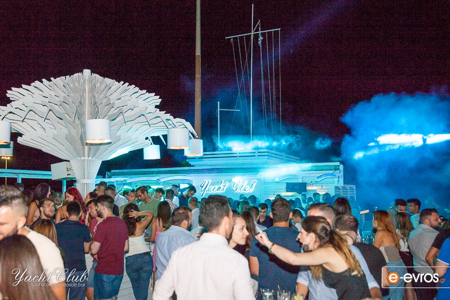 Σαββατόβραδο στην πιο "in" ταράτσα της πόλης με άκρως καλοκαιρινή διάθεση!
