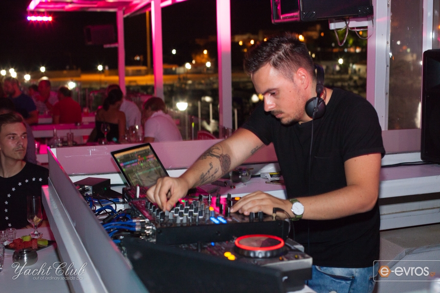 Καλοκαιρινή απόδραση στην ταράτσα του Yacht club