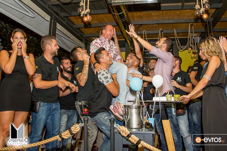 Το Κυβερνείο Cafe Bar έκλεισε τα δύο χρόνια λειτουργίας του με ένα πάρτι φωτιά.