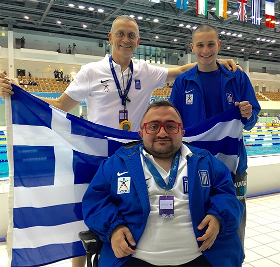 Οι υπερήφανοι Αλεξανδρουπολίτες παγκόσμιοι χρυσοί κολυμβητές, Δ. Μιχαλεντζάκης κ Δ. Καρυπίδης παρέα με τον προπονητή τους Γ. Τυλιγαδά.