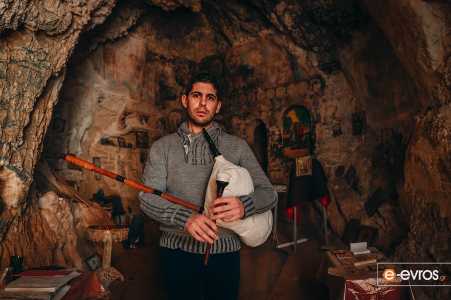 Who is Σωτήρης;