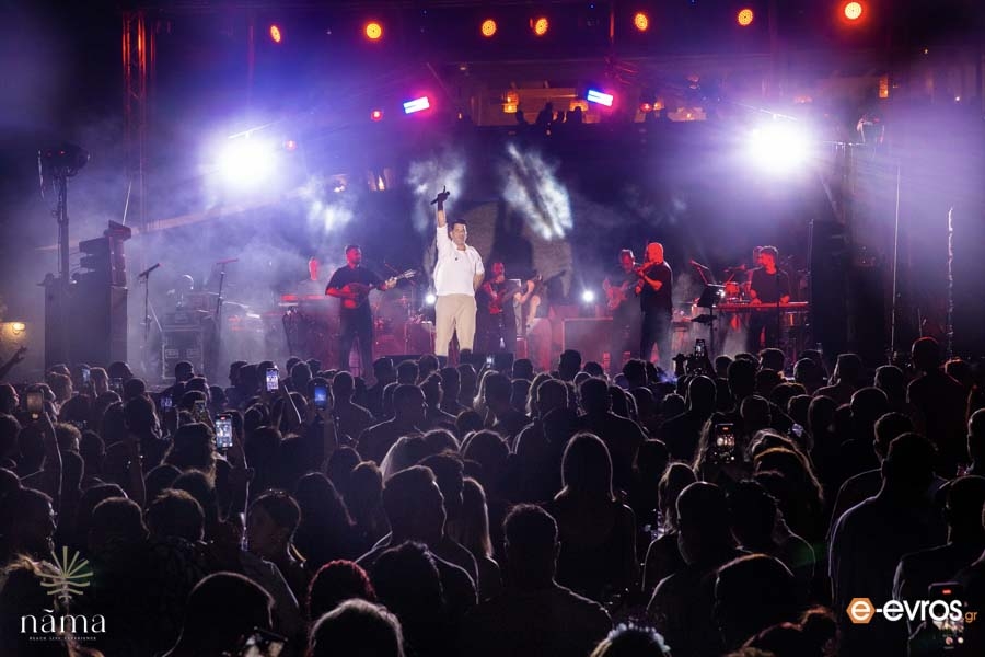 Ο μοναδικός Θοδωρής Φέρρης ξεσήκωσε τη παραλία του "Νãma Beach Life Experience"