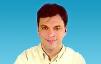 Ο Μάριος Γούδας γεννήθηκε στα Λουτρά και μεγάλωσε στην Αλεξανδρούπολη.