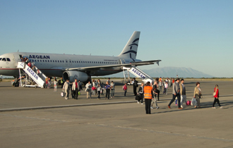 Με την πρώτη πτήση αποβιβάστηκαν στην Αλεξανδρούπολη 150 Ρώσοι τουρίστες.