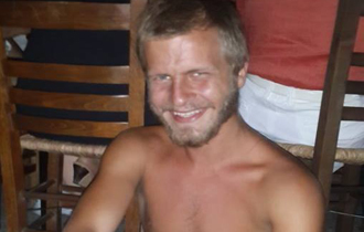 Στην φωτογραφία τον βλέπετε να απολαμβάνει την παγωμένη του μπύρα στο καφενείο των Θερμών.