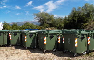 Να φυλάσσονται τα απορρίμματα σε διπλή σακούλα σε κάποιο μέρος του σπιτιού.