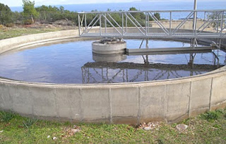 H καθυστέρηση οφείλεται σε αδυναμία αντιμετώπισης της ποσότητας της λυματολάσπης.