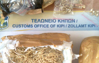 Εκατοντάδες χρυσαφικά σε πέντε συσκευασίες, τις οποίες είχαν κρυμμένες στα εσώρουχα.