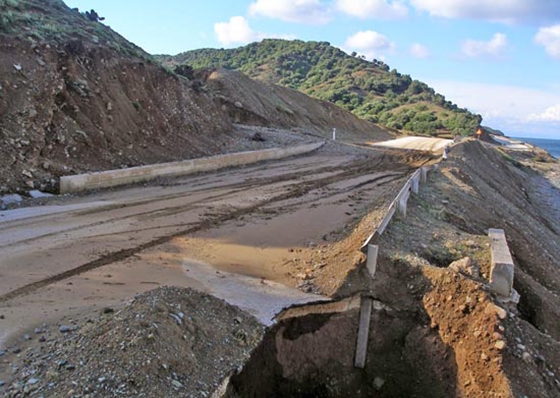 Οι αλλεπάλληλες θεομηνίες άφησαν πίσω τους «βομβαρδισμένα» τοπία, ενώ χρήματα για την αποκατάσταση, στην παρούσα φάση, δεν υπάρχουν.
