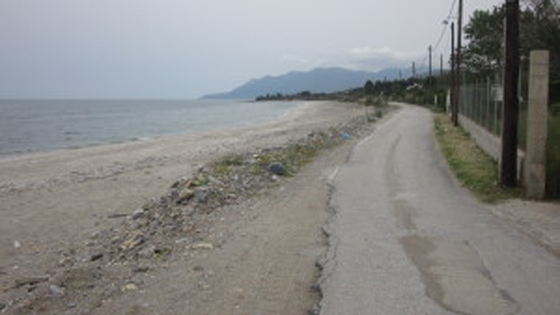 “Εξαφανίστηκε” ο μισός δρόμος από την παραλιακή οδό των Δικέλλων