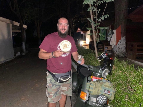 Ο Εβρίτης Παναγιώτης Χάνος με την βέσπα του μοντέλο του 1980!