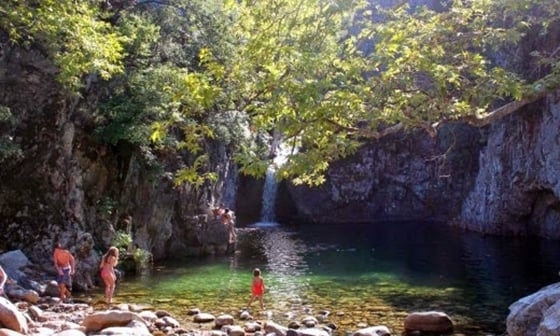 Υπενθυμίζεται ότι η κείμενη νομοθεσία απαγορεύει την ελεύθερη κατασκήνωση.
