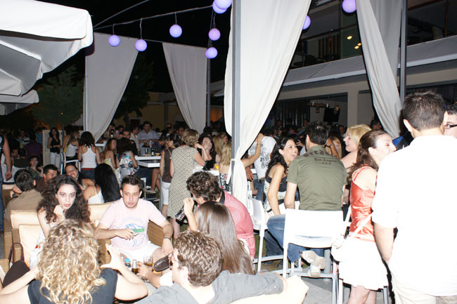 Καλοκαιρινές βραδιές στο Mojo cafe!