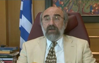 Αποδέκτης της μίας επιστολής είναι η Δέλτα Τηλεόραση και της δεύτερης ο εκδότης της εφημερίδας 'Ελεύθερη Θράκη'.