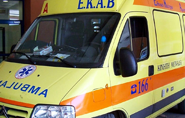 Ένα αυτοκίνητο προσέκρουσε στην πλατφόρμα ενός τρακτέρ.