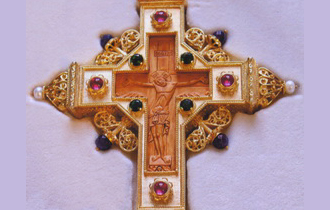 Ο Σταυρός ήταν τοποθετημένος πάνω στην Αγία Τράπεζα στο Ιερό Βήμα.