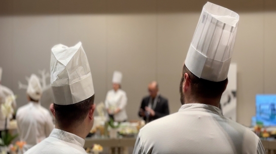 Κατά τη διάρκεια της βραδιάς, οι καλεσμένοι είχαν την ευκαιρία να γευτούν διάφορα μοναδικά εδέσματα από ξεχωριστές κουζίνες.