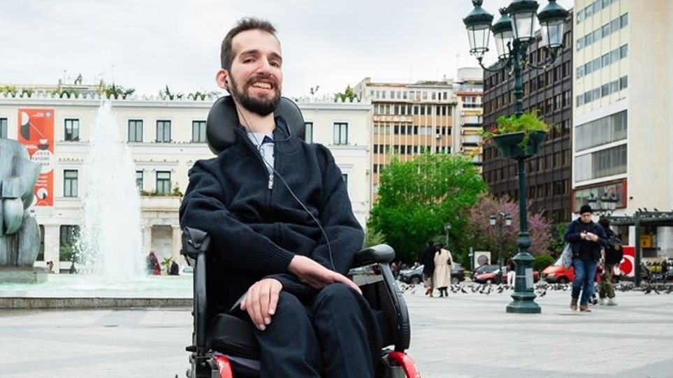 Στην εικόνα είναι ο Στέλιος Κυμπουρόπουλος!