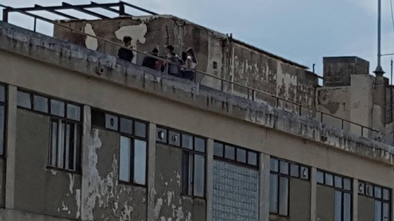 Παιδιά στην ταράτσα του παλιού Νοσοκομείου Αλεξανδρούπολης 