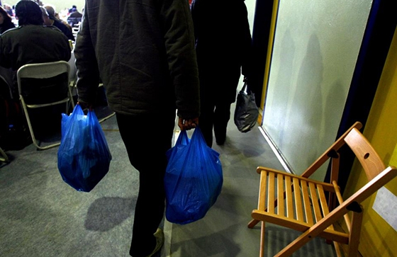 Παραλαβή προϊόντων από τους δικαιούχους του Προγράμματος «Επισιτιστική Βοήθεια και Βασική Υλική Συνδρομή»