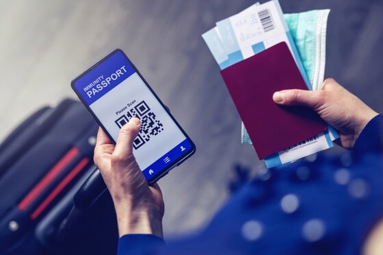 Το «πράσινο» πιστοποιητικό της ΕΕ για τους εμβολιασμούς κατά του κορονοϊού θα μπει στη ζωή μας με στόχο τα ελεύθερα ταξίδια.