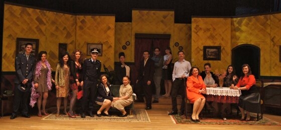 Η συνοδευτική φωτογραφία από παλαιότερη παραγωγή του ΘΕΑ|ΣΥ| με το έργο "Η Χαρτοπαίχτρα" του Δ. Ψαθά