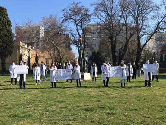 Διαδήλωση πραγματοποίησαν νωρίτερα σήμερα το πρωί και οι φοιτητές της Ιατρικής του Δημοκρίτειο Πανεπιστημίου Θράκης